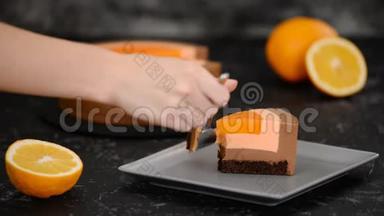 吃橘子巧克力<strong>慕斯</strong>蛋糕的女人特写。